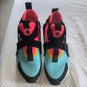 Woman’s Nike huarache city
